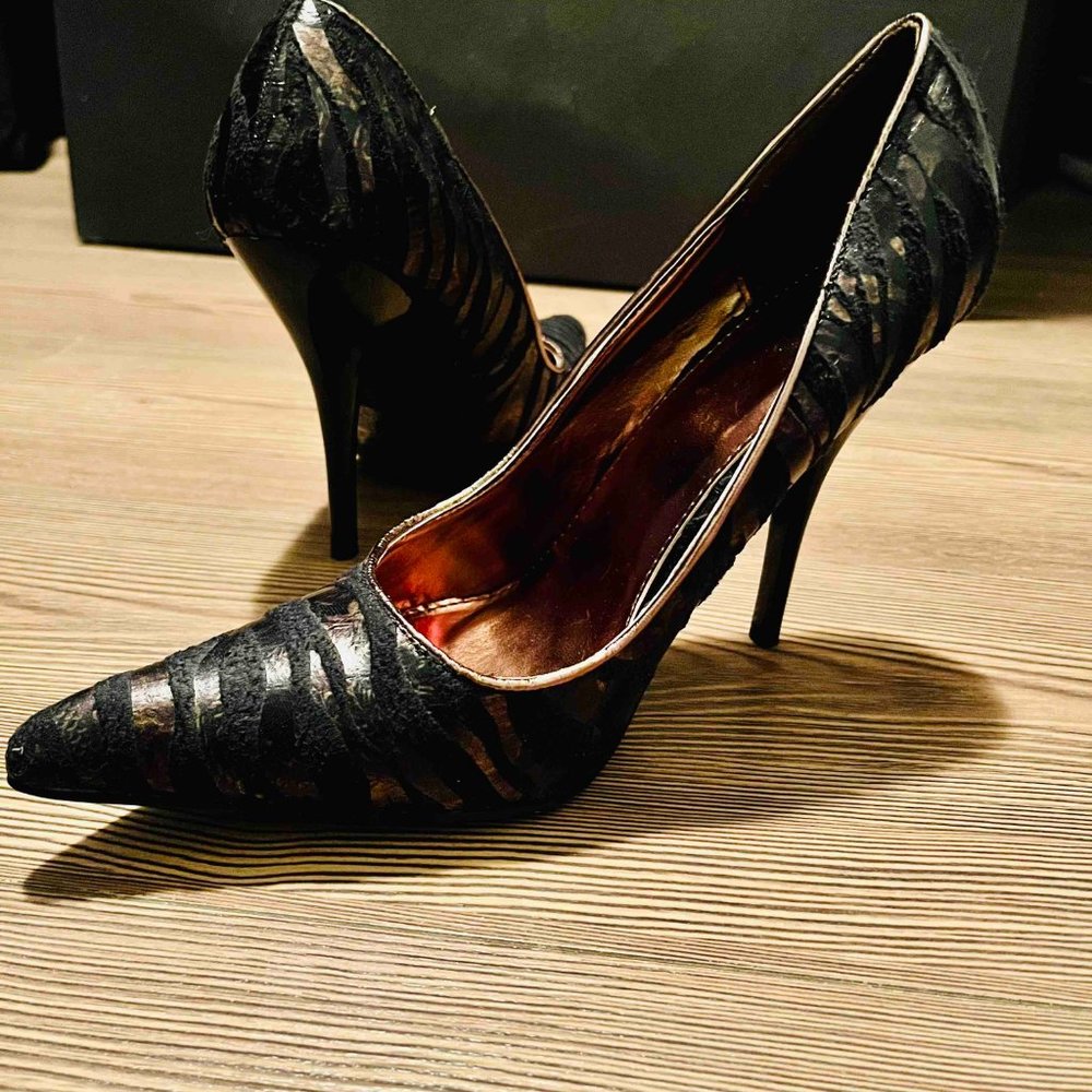 *NEW* SEXY Black Velvet & Gold Tiger Stripe Stilettos Sz 8.5